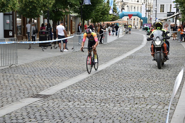 发展受到影 发展受到影